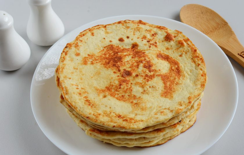 1. Этап. Закусочный торт для мужчин: Обжарьте все коржи для торта. Сложите стопочкой и дайте отдохнуть и остыть.