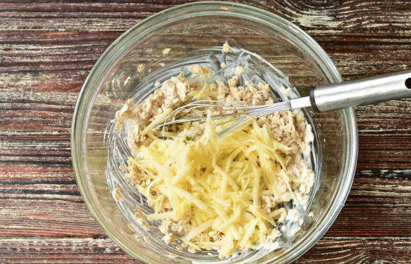 1. Этап. Овсяное печенье без муки и яиц: Вымойте яблоко, очистите кожуру, натрите его на терке.