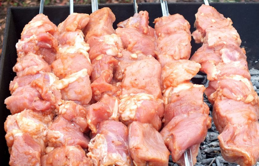 1. Этап. Шашлык в томатном соке: Через указанное время нанизайте мясо на шампуры. Каждый шампур с мясом натрите обильно солью. Выложите на подготовленный мангал с горячими, 