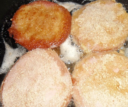 1. Этап. Колбаса в кляре с сыром: 4. Жарим на масле на среднем огне в сковороде с обеих сторон до румяного цвета.