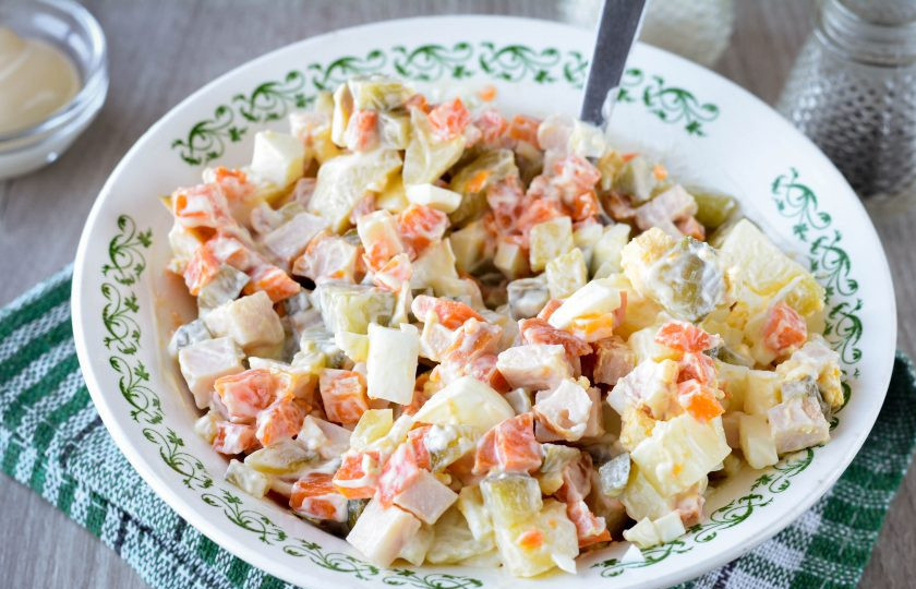 1. Этап. Салат с карбонатом: Салат перемешайте и добавьте специи по вкусу.