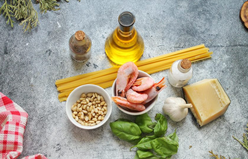 1. Этап. Паста с креветками и соусом Песто: Подготовьте все необходимые ингредиенты для приготовления пасты с креветками и соусом 