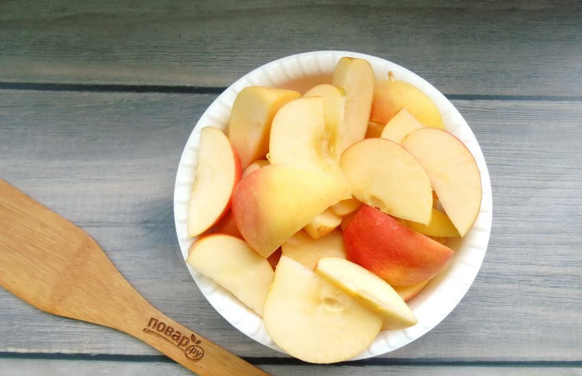 1. Этап. Яблочно-апельсиновый сок: Яблоки помойте, удалите сердцевину и нарежьте дольками.