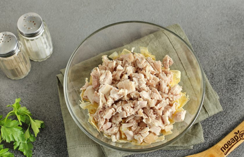 1. Этап. Салат с курицей и яйцами: Добавьте нарезанное мелкими кубиками куриное филе.