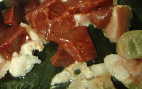 1. Этап. Печень со свининой: Свинину и печень помойте, нарежьте кубиками. Готовьте мясо в режиме 