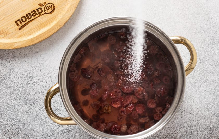1. Этап. Компот из сушеной клюквы: Добавьте сахар.