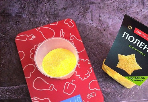 1. Этап. Кукурузная лепёшка из поленты: Для лепёшки взяла поленту кукурузную ТМ Bravolli. Отмерила 100 г (18 г стакан).