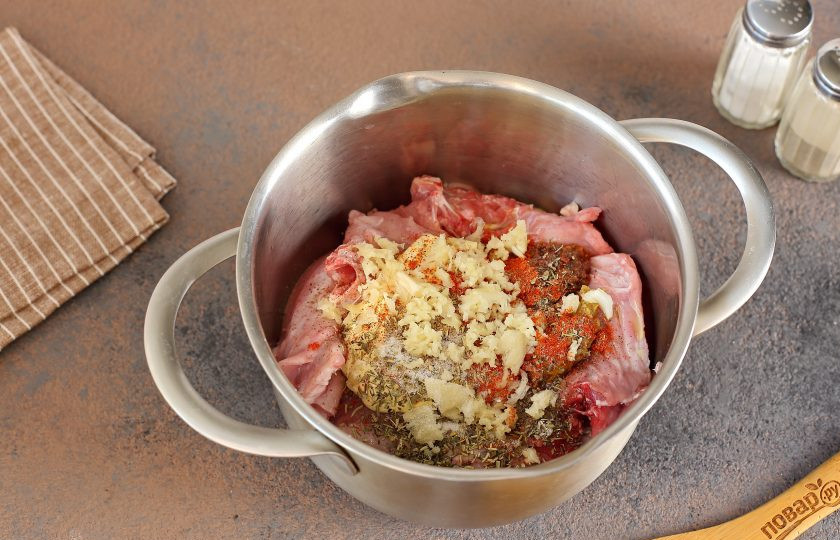 1. Этап. Кролик в собственном соку: Переложите кролика в любую глубокую емкость. Добавьте давленый чеснок, аджику, горчицу, майонез, масло, специи и соль по вкусу.