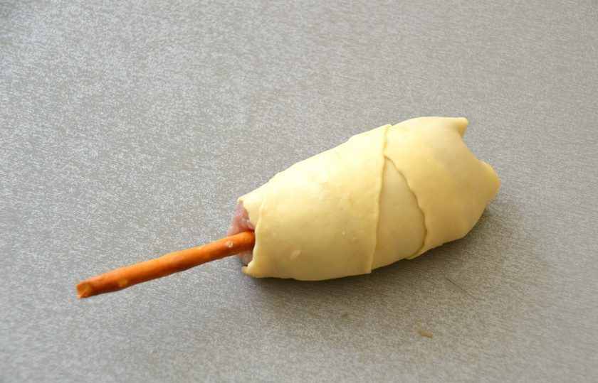 1. Этап. Ложные куриные ножки: Вставьте соломку, имитируя куриную косточку.