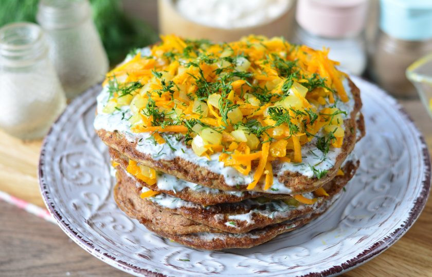 1. Этап. Печеночный торт без майонеза: Сложите все коржи, смажьте соусом и начинкой. Торт готов. Отправьте его в холодильник на 30-40 минут.