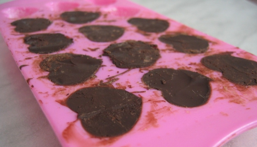 1. Этап. Пьяная вишня в шоколаде: 4. Через положенное время достаем формочки. Растапливаем оставшийся шоколад, немного остужаем его и заливаем щедро сверху в формочки, отправляем массу в холодильник на 10 минут. После чего острым ножом срезаем остатки шоколада, чтобы получились ровные края. Отправляем конфеты еще минут на 15 в холодильник, после чего выдавливаем конфеты из силиконовых формочек и подаем к столу.