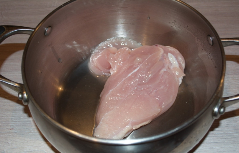 1. Этап. Свекольник на курином бульоне: 7. Пока зажарка тушится, в кастрюлю налейте воду, опустите в неё куриное филе. Поставьте вариться. Около 10-15 минут будет достаточно.