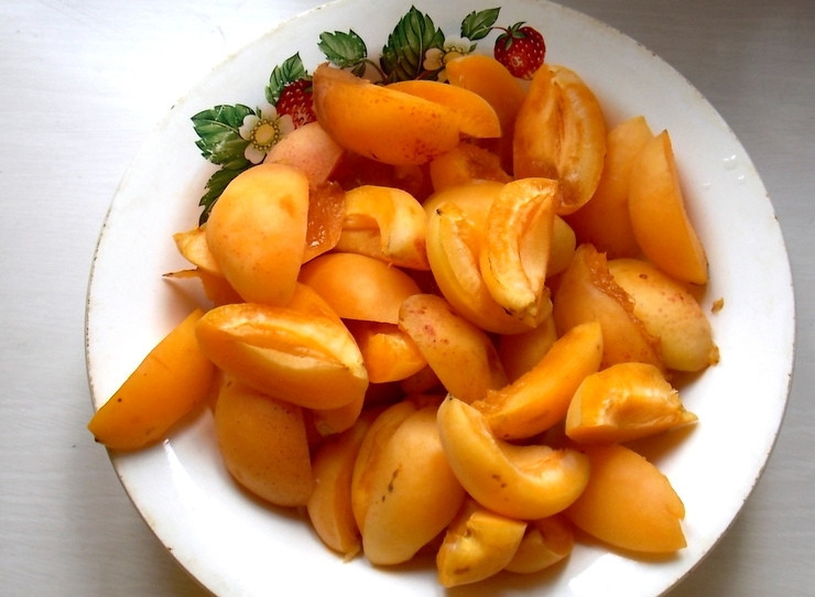 1. Этап. Быстрый пирог с абрикосами: Вымойте абрикосы. Удалите косточки и разрежьте на четыре части.