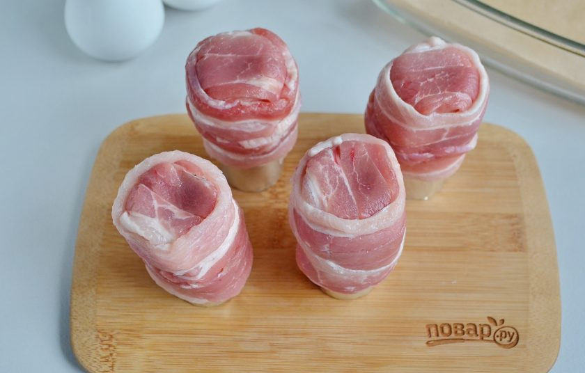 1. Этап. Шоты из бекона: Теперь оберните второй половинкой бекона трубочку и еще целым кусочком бекона.