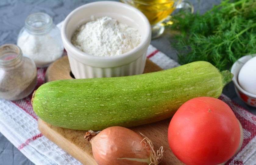 1. Этап. Оладьи из кабачков и помидоров: Подготовьте ингредиенты для приготовления оладьев из кабачков и помидоров.