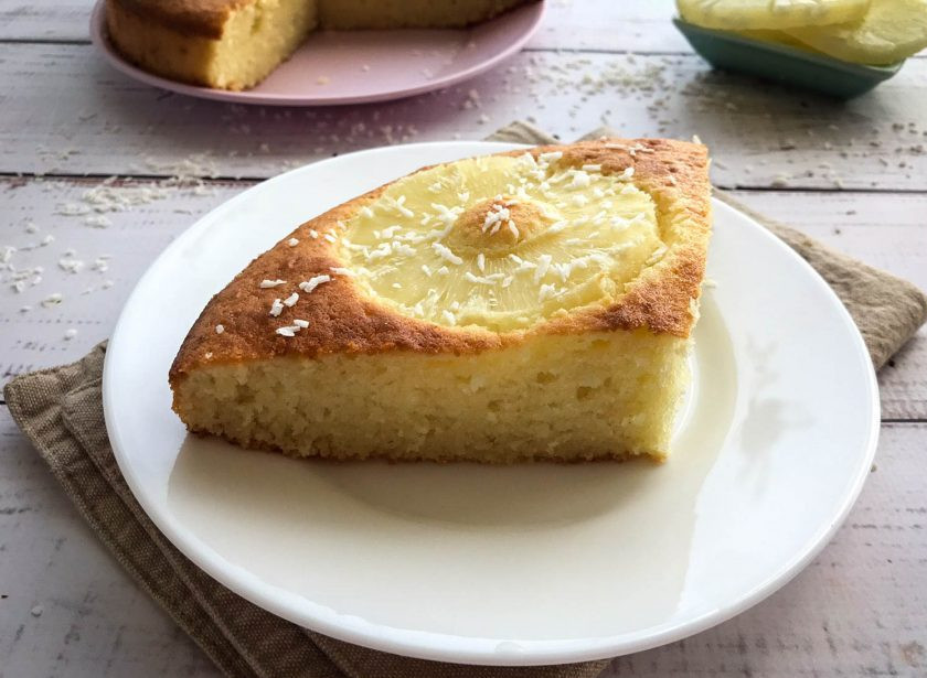 1. Этап. Пирог с ананасами и кокосовой стружкой: Пирог с ананасами и кокосовой стружкой готов. Приятного аппетита!