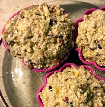 1. Этап. Овсяные маффины с яблоком и клюквой: 12. Перемешиваем сухие и влажные смеси. Выкладываем в силиконовые формочки. Обычно накладываю с горкой, так как они не будут подниматься как пшеничная выпечка при выпекании. 13. Обычно, на дно формы, куда устанавливаются силиконовые формочки, наливаю немного горячей воды, чтобы низ не 