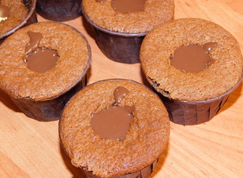 1. Этап. Шоколадные капкейки с шоколадной начинкой: Затем в капкейках выньте сердцевину и наполните их начинкой