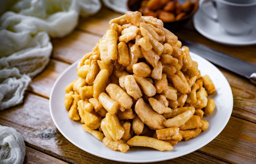 1. Этап. Башкирский чак-чак: Затем горячий медовый сироп залейте (лучше всего небольшими порциями) в миску к обжаренным кусочкам теста. Всю эту массу выложите на плоское блюдо и увлажненными руками, придавливая, сформируйте горку. Подавайте к столу. Приятного аппетита!