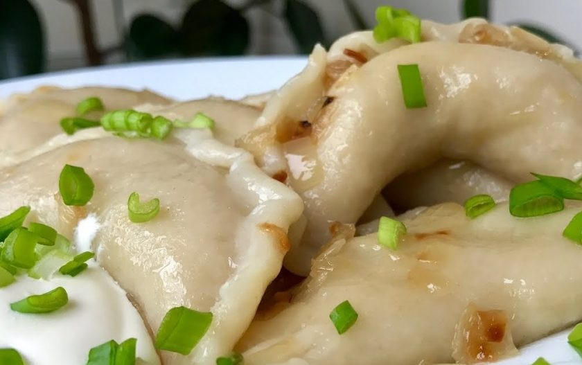 1. Этап. Вареники с мясом на заварном тесте: 8. Выложите вареники шумовкой в мисочку и смешайте с отложенной зажаркой. Подавайте горячие вареники со сметаной и рубленой зеленью. Приятного аппетита!