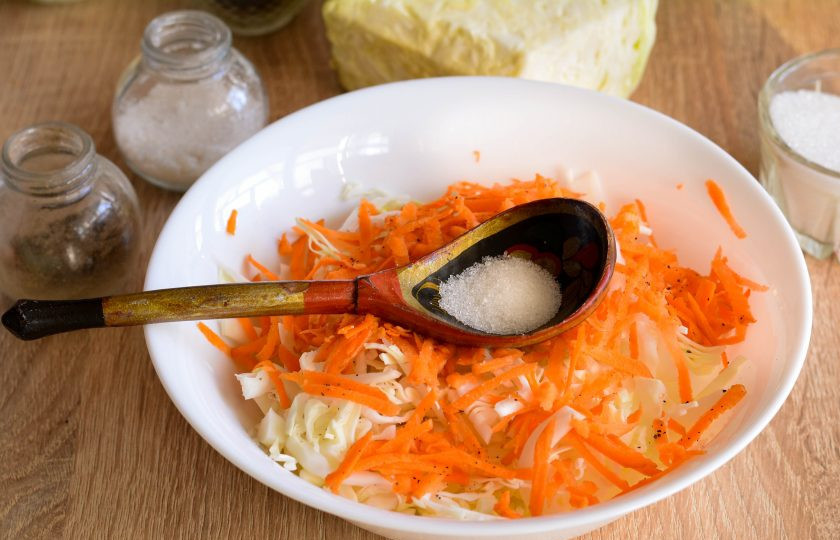 1. Этап. Квашеная капуста без рассола: Всыпьте соль и сахар.