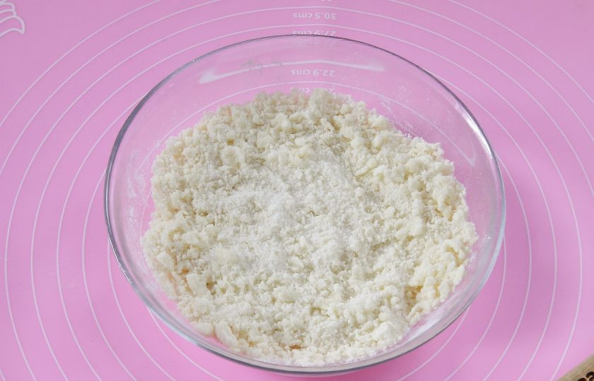 1. Этап. Слойки на кефире: Приготовьте крошку. Для этого соедините муку, нарезанное кусочками масло и сахар. Перетерите все в крошку и уберите в холодильник.