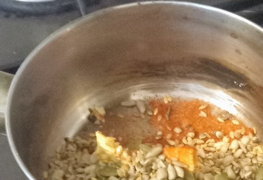 1. Этап. Яйца в шпинатовом креме с семенами: В это же время, в небольшой ёмкости жарить семена на среднем огне 2 минуты. Затем добавить сливочное масло, паприку и красный жгучий перец. Продолжать жарить ещё 2 минуты до появления орехового запаха.