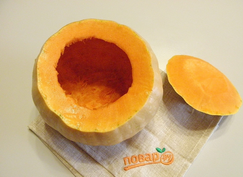 1. Этап. Тыква, запеченная целиком, с начинкой: У тыквы срежьте крышечку. С помощью ложки удалите внутренности, чуть снимая волокнистый слой.