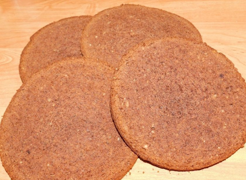 1. Этап. Торт Михалыч: Готовый бисквит остудите и нарежьте на 3-4 коржа.