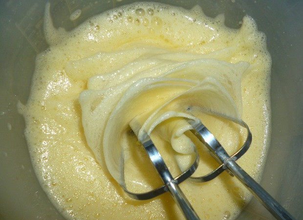 1. Этап. Высокий омлет в мультиварке: Налейте в чашу мультиварки воду и включите в режим супа. Закройте крышку, и пока вода закипает взбейте яйца с молоком и солью с помощью миксера.