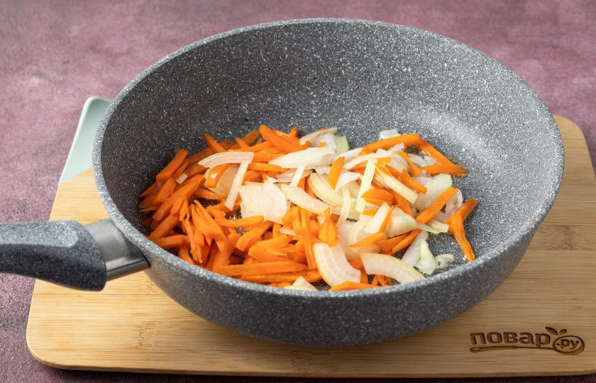 1. Этап. Рагу по-крестьянски: После обжарьте морковь с репчатым луком до золотистого цвета.