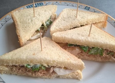 1. Этап. Бутерброды с рыбными консервами: Накрываем вторым ломтиком хлеба, слегка прижимаем и разрезаем. Бутерброды готовы!