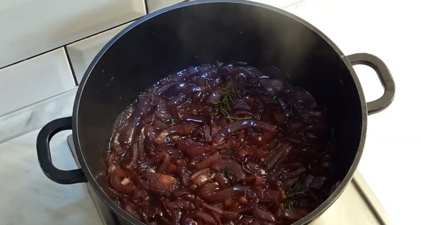 1. Этап. Луковый мармелад: 3. На очень слабом огне тушите лук под крышкой, слегка приоткрыв, 2 часа. Выньте розмарин.