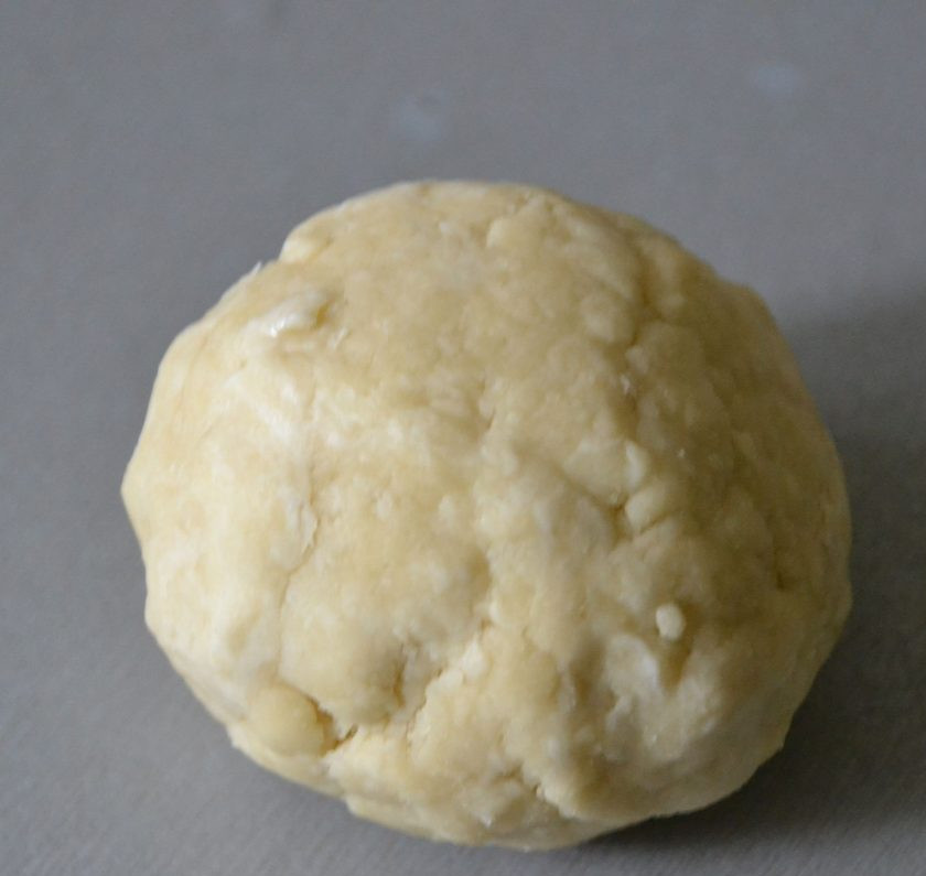 1. Этап. Печенье Арлетт: Соберите тесто в шар, заверните в пакет и уберите в морозильную камеру на 30 минут.