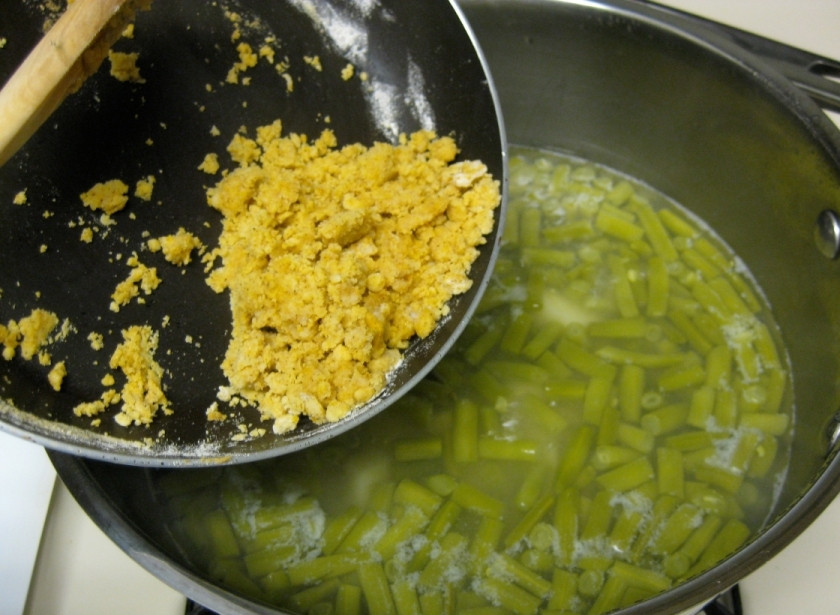 1. Этап. Суп из стручков фасоли: Затем добавьте поджарку в суп.