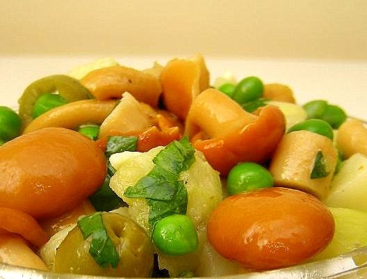 1. Этап. Салат с опятами: Заправить растительным маслом и перемешать. Убрать салат с опятами в холодильник на полчаса, а после этого подать к столу. Приятного аппетита!