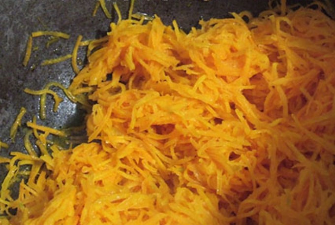 1. Этап. Заправка для борща из свеклы на зиму: В чугунном казане протушите морковь в течение 5-7 минут. Используйте растительное масло без запаха. Морковь выкладывайте в уже разогретый казан.