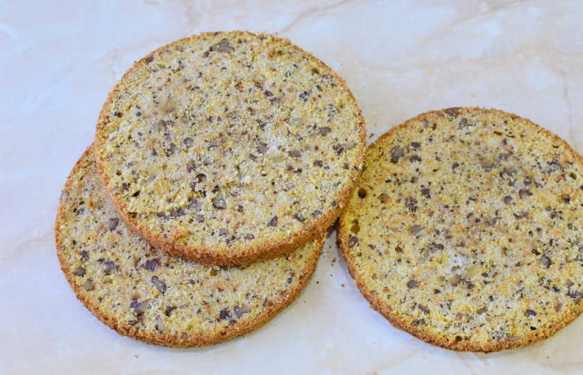 1. Этап. Морковный торт с маскарпоне и орехами: Для сборки торта разрежьте бисквит на 3 коржа и пропитайте сахарным сиропом или водой.
