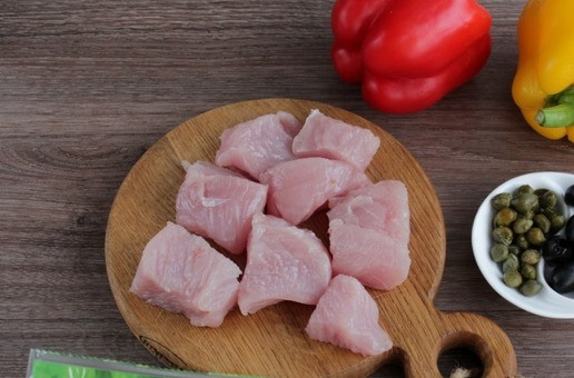 1. Этап. Софритто или рагу по-испански: Мясо индейки нарежьте крупными кубиками.