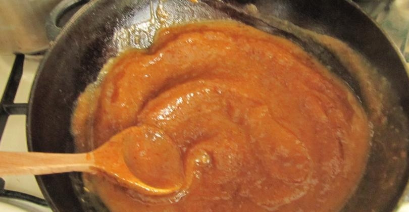 1. Этап. Тамариндовый соус: Взбейте блендером тамаринд, имбирь, кумин, финик, перец и воду. Должна получиться паста. Выложите её на сковороду.