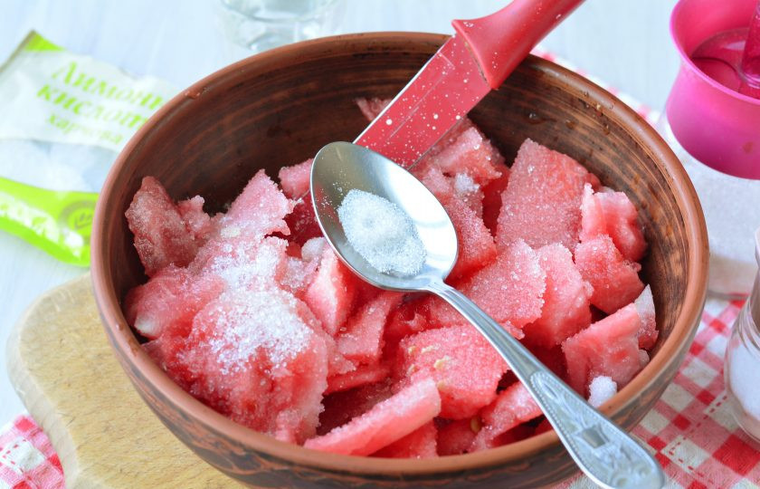 1. Этап. Арбузы в собственном соку на зиму: Перемешайте кусочки арбуза с сахаром и солью.