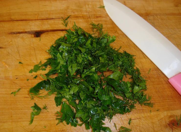 1. Этап. Суп с лапшой в мультиварке: Тем временем промываем свежую зелень и нарезаем ее мелко.