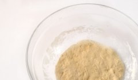 1. Этап. Хычины с сыром: Из муки, кефира, соды и соли замешиваем некрутое тесто. Количество муки ориентировочное, возможно, понадобится больше. Тесто надо побросать и побить об стол, а затем дать отдохнуть, чтобы оно стало эластичным.