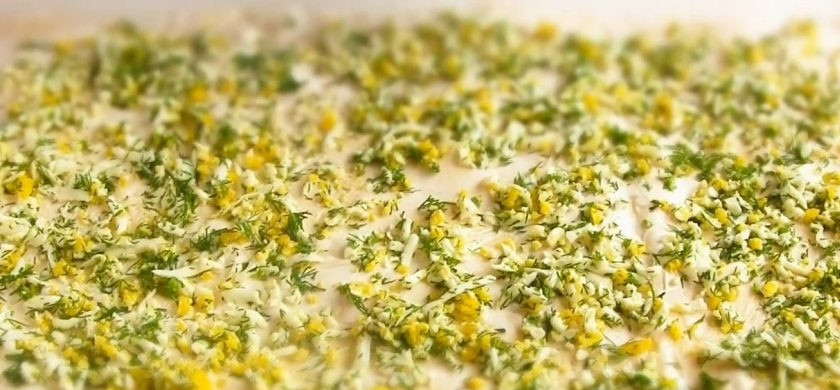 1. Этап. Очень вкусный рулет из лаваша: 2. Посыпьте тертым на мелкой терке твердым сыром и накройте третьим листом. Смажьте его тонким слоем майонеза. Яйца натрите на терке и смешайте с рубленым укропом, после чего выложите на третий лист лаваша.