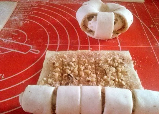 1. Этап. Булочки с корицей без дрожжей: Сверните заготовку в рулет и заверните в кольцо.