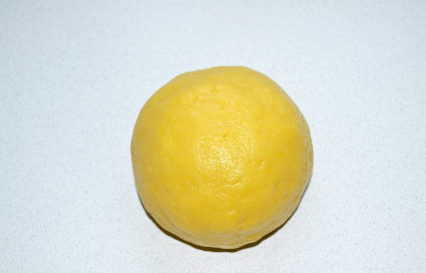 1. Этап. Нежное печенье: Быстро замесите мягкое тесто.