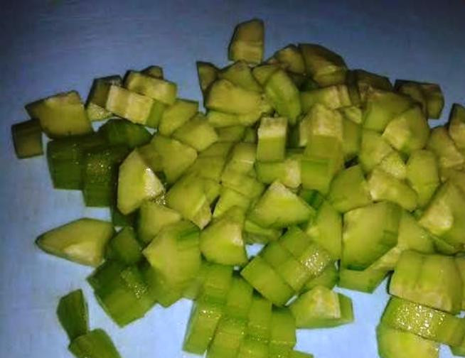 1. Этап. Простой салат с горошком консервированным: Свежий огурец очистите и нарежьте.