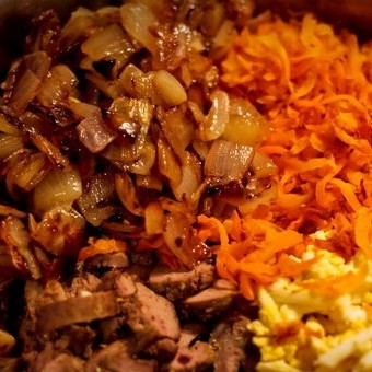 1. Этап. Салат из печени: Когда все ингредиенты остынут до комнатной температуры, их можно смешать с майонезом и, при желании, солью.