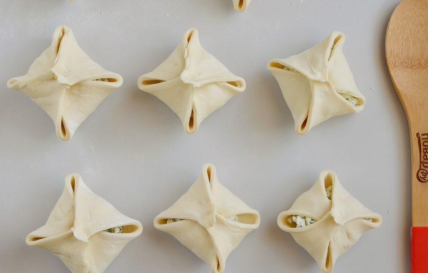 1. Этап. Слоеные конвертики с творогом: Теперь соедините оставшиеся два края.