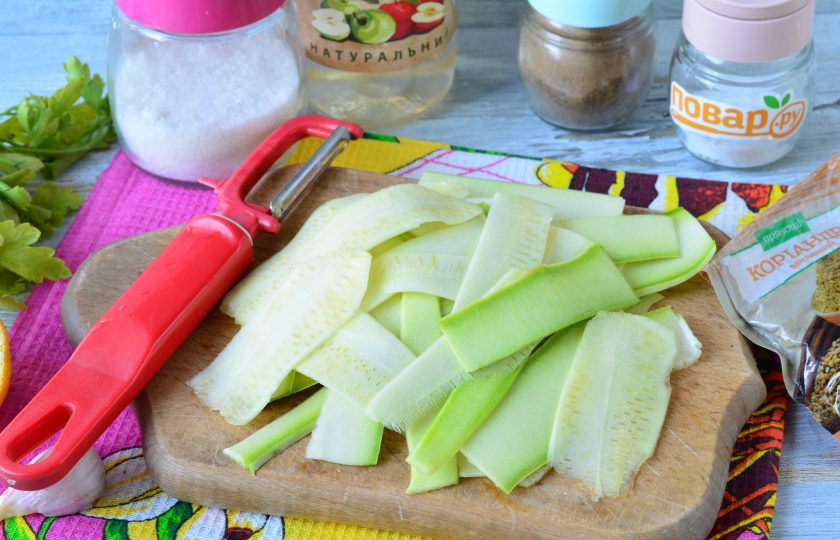 1. Этап. Маринованные кабачки за 30 минут: Кабачки сполосните, натрите овощечисткой на тонкие слайсы. Или нарежьте при помощи ножа тонкими кусочками.